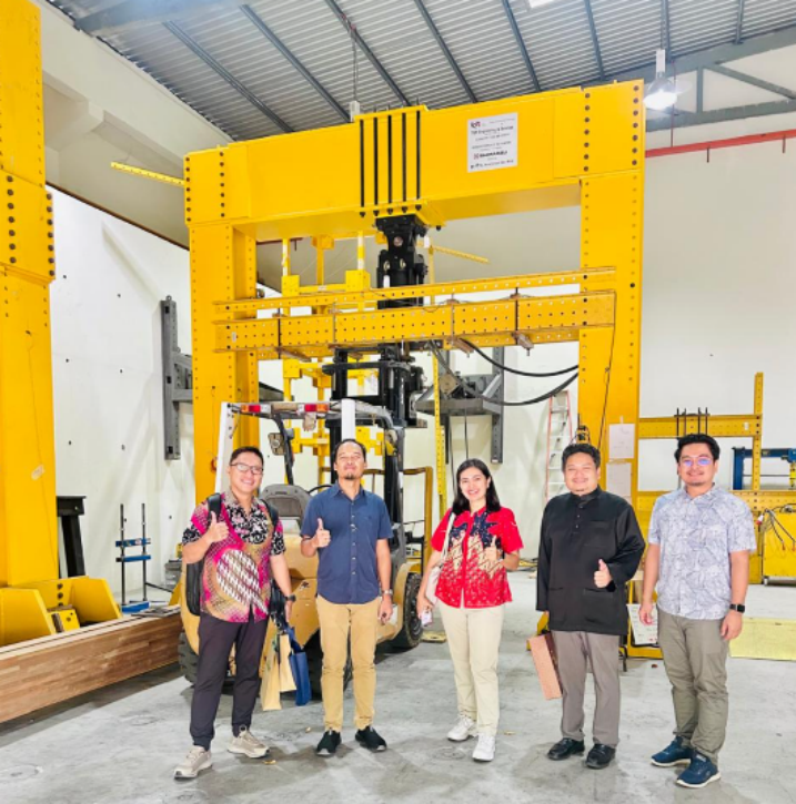 Kunjungan ke Laboratorium Jurusan Teknik Sipil UTHM Kunjungan ke Laboratorium Jurusan Teknik Sipil UTHM